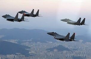 2008년 12월 F-15K 전투기 편대가 한반도 상공을 편대비행하고 있는 모습.