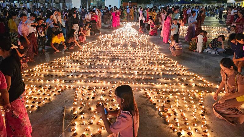 ရန်ကုန်တိုင်း၊ ဗိုလ်တထောင်မြို့နယ်က ကျိုက်ဒေးအပ်ဆံတော်ဦးစေတီမှာ ၂၀၂၃ အောက်တိုဘာ ၂၉ (သီတင်းကျွတ်လပြည့်နေ့)က ပြုလုပ်တဲ့ ဆီမီးကိုးထောင်ပူဇော်ပွဲမှာ ပါဝင် ဆီမီးပူဇော်နေသူတွေကို တွေ့ရစဉ်။ (Photo : RFA)