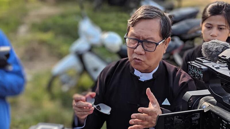 ဒေါ်အောင်ဆန်းစုကြည်၏ ရှေ့နေ ဦးခင်မောင်ဇော်အား တွေ့ရစဉ်။ (Photo: RFA)