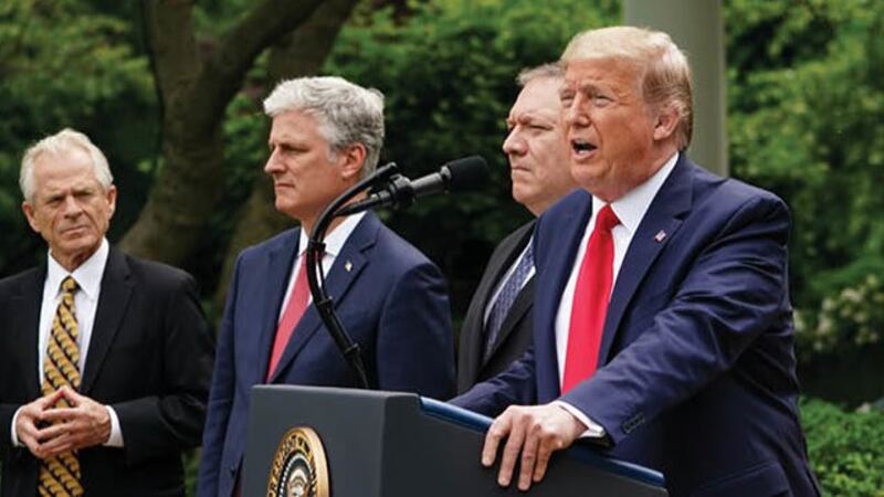 美国总统特朗普(右一)与国务卿蓬佩奥(右二)、国家安全顾问奥布莱恩(左二)及白宫贸易顾问纳瓦罗(法新社)