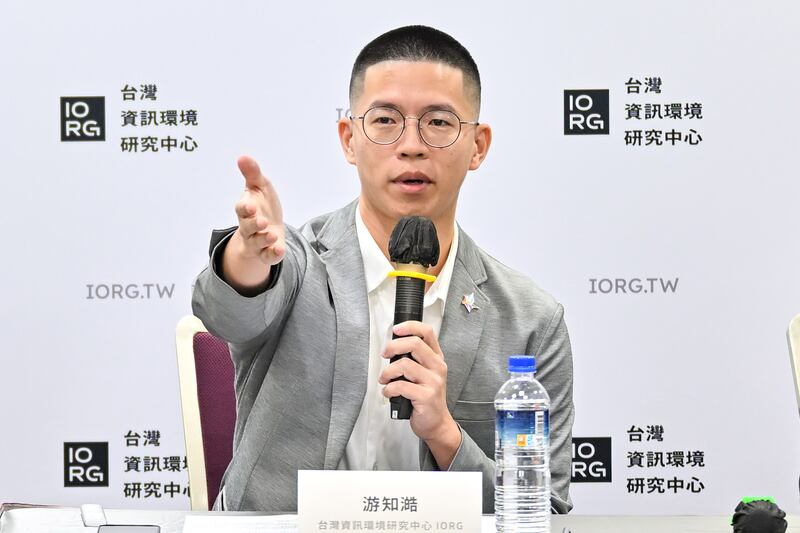 台灣資訊環境研究中心共同主持人游知澔指，「疑美論」為華語讀者創造了一個符合中國利益的完整世界觀。（鍾廣政攝）