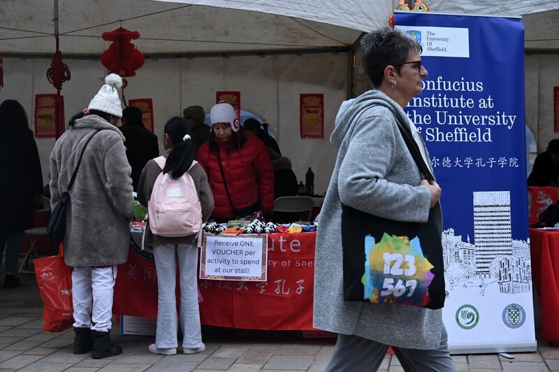 錫菲大學（University of Sheffield）孔子學院在嘉年華擺設攤位，向訪客「派利是」等贈品。（梁銘康攝）