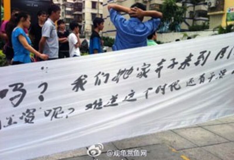 图片:星期二,农民工在厦门拉横幅讨薪。(中国茉莉花革命网站)