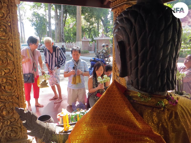 ពលរដ្ឋនាំគ្នាគោរពបូជារូបចម្លាក់បុរាណ យាយទេព នៅក្រុងសៀមរាប នៅថ្ងៃទី២៦ ខែមករា ឆ្នាំ២០១៧។ RFA/Hang Savyouth