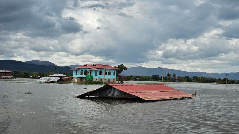 အင်းလေးကန်ထဲမှ နေအိမ်များ ရေနစ်မြုပ်နေသည်ကို ၂၀၂၄ ခုနှစ်၊ စက်တင်ဘာလ ၂၉ နေ့က တွေ့ရစဉ်။ (RFA Photo)