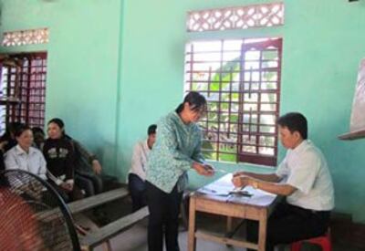 Một số hộ nghèo ở Thôn Hoàng Du. - Xã Kì Khang Huyện Kì Anh- Tỉnh Hà Tĩnh đến gặp Linh Mục xin vay vốn hàng xáo.