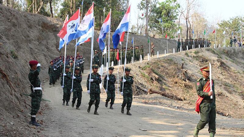 ချင်းအမျိုးသားတပ်ဦး CNF တပ်ဖွဲ့ဝင်များ စစ်ရေးပြနေစဉ်။ (Photo: Chin National Front - Headquarters)
