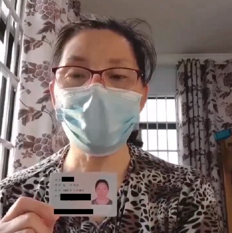 這名女子持身份證舉報唐山市公安局高官濫用職權、徇私舞弊等違法犯罪行為。(網絡圖片)