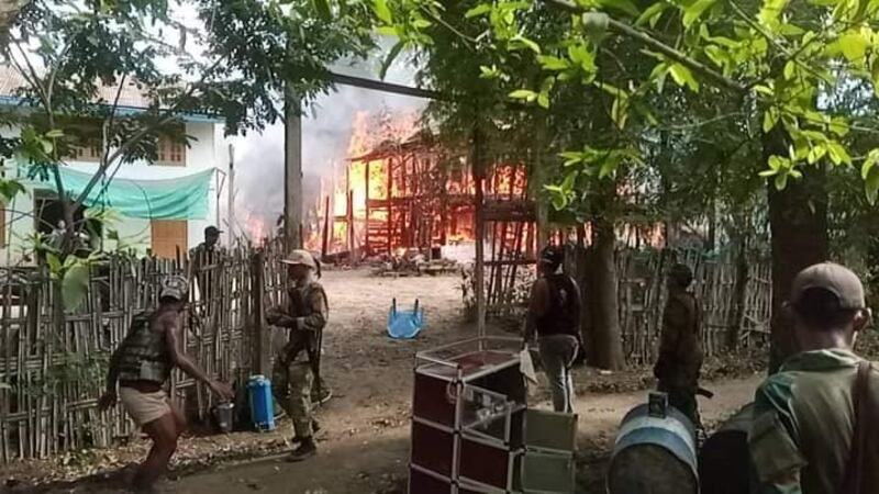 စစ်တပ်မီးရှို့ခဲ့သည့် ရေစကြိုမြို့နယ် ရေလယ်ကျွန်းဒေသမှ မီးလောင်နေသည့် နေအိမ်များကို YSO NO-1 ပြောက်ကျားတပ်ဖွဲ့နှင့် ပြည်သူတွေ ငြှိမ်းသတ်ပေးနေစဥ် (ဓါတ်ပုံ - ရေစကြို သတင်းပေါင်းစုံ မီဒီယာ)