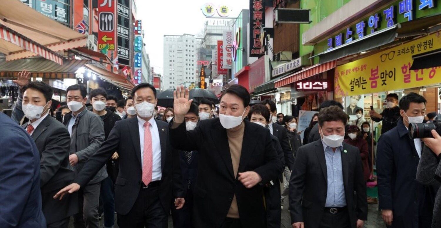 윤석열 대통령 당선인이 14일 당선 이후 첫 외부 공식일정으로 서울 남대문 시장을 찾아 상인 및 시민들과 인사를 나누고 있다.