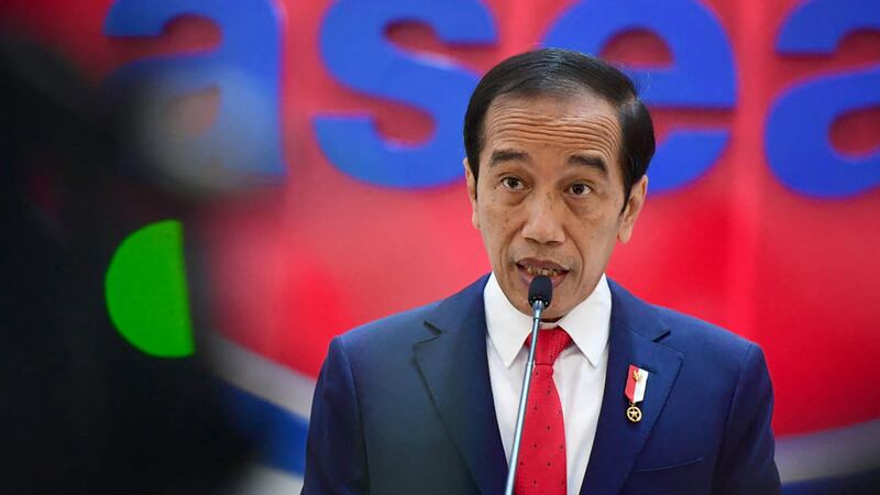 အင်ဒိုနီးရှားသမ္မတ ဂျိုကို ဝီဒိုဒိုအား ၂၀၂၁ ခုနှစ်၊ ဧပြီလ ၂၄ ရက်နေ့ အင်ဒိုနီးရှားနိုင်ငံ၊ ဂျကာတာမြို့တွင် ကျင်းပသည့် မြန်မာအကျပ်အတည်းကိစ္စ ဆွေးနွေးပွဲ၌ တွေ့ရစဉ်။ (Photo: INDONESIAN PRESIDENTIAL PALACE / AFP)