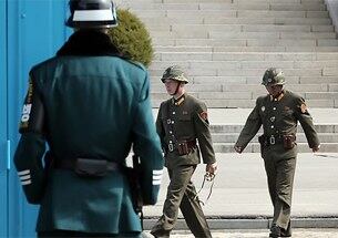 판문점 북측 지역인 판문각에서 쌍안경을 든 북한 병사들이 이동하고 있다.