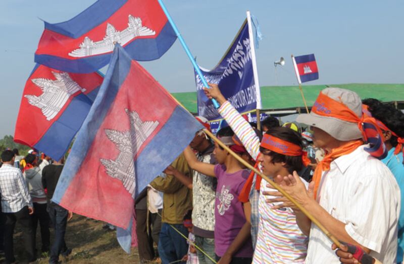 អ្នក​គាំទ្រ​គណបក្ស​សង្គ្រោះ​ជាតិ ចូល​រួម​ធ្វើ​មិទ្ទិញ​សិទ្ធិ​មនុស្ស ១០ ធ្នូ នា​បរិវេណ​ឃ្យុងយូ ទី​រួម​ខេត្ត​សៀមរាប នៅ​ថ្ងៃ​ទី​១០ ខែ​ធ្នូ ឆ្នាំ​២០១៣។