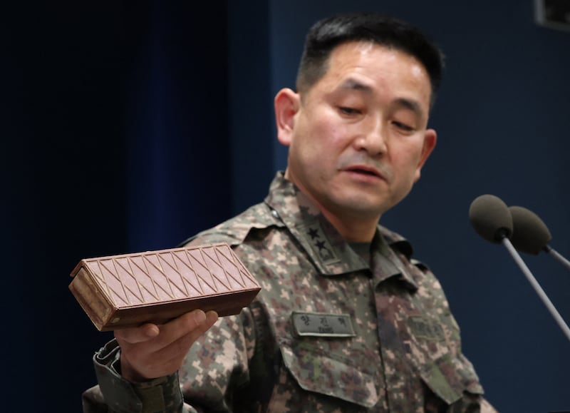 2026년 10월 5일 서울 국방부에서 양진혁 합동참모본부 작전부장이 비무장지대(DMZ) 지뢰 폭발 사고 합동조사 결과를 발표하며 과거 수거된 북한군 지뢰를 들어 보이고 있다.