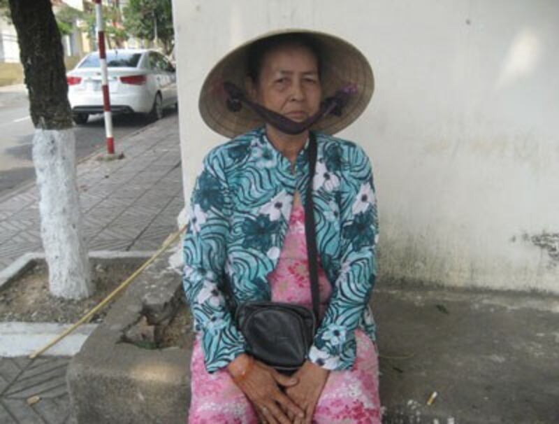 Một Cụ Bà bán vé số tại Sài Gòn, ảnh minh họa. RFA PHOTO.