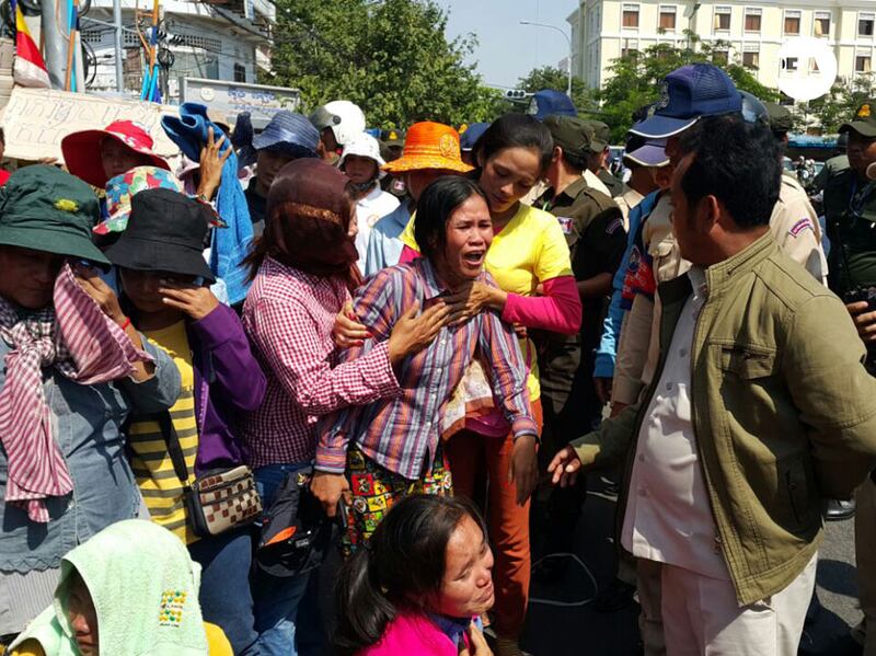 ប្រជាពលរដ្ឋ​មាន​ជម្លោះ​ដីធ្លី​ពី​ខេត្ត​កោះកុង ប៉ះ​ទង្គិច​គ្នា​មួយ​ប្រាវ​ជាមួយ​សន្តិសុខ​រាជធានី​ភ្នំពេញ ក្បែរ​វត្ត​លង្កា រាជធានី​ភ្នំពេញ នៅ​ថ្ងៃ​ទី​១៤ ខែ​កុម្ភៈ ឆ្នាំ​២០១៧។ RFA/Brach Chev