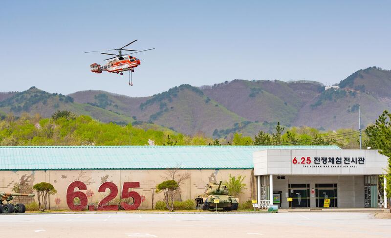 지난 2022년 4월 동부전선 비무장지대 산불 진화에 나선 산림청 산불 진화 헬기.