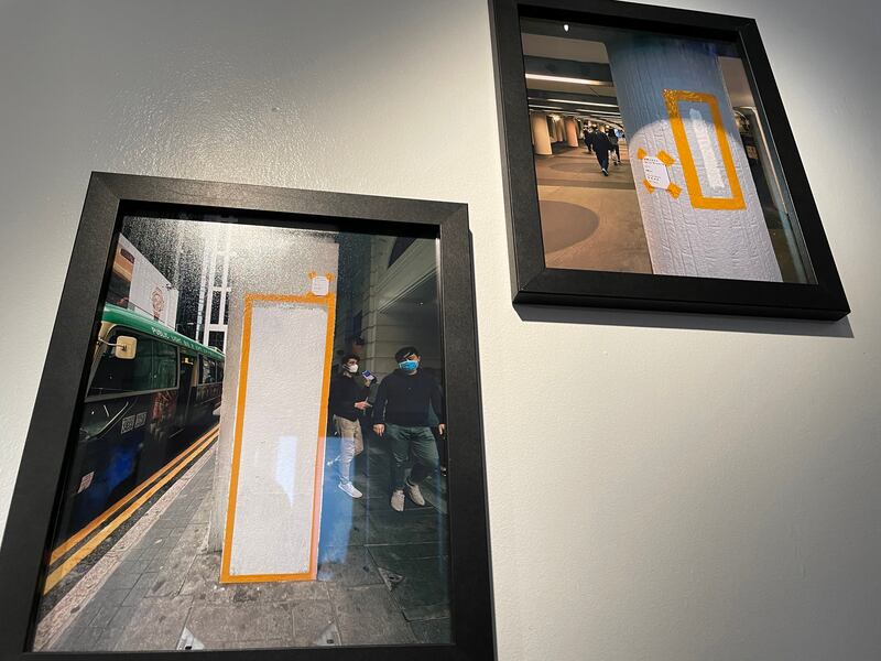 香港藝術家梁洛熙的作品《粉飾太平》，展示香港政府和親政府人士撕去街頭抗爭海報和塗鴉後留下的痕跡，藉以喚醒港人以行動抵抗不義的回憶，以及港人的自由如何被限制。（呂熙 攝）