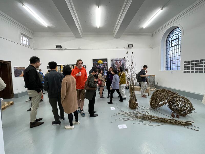 由在英港人組織「暖氣軍師撐香港」（JHK）舉辦的藝術展，吸引在英港人及當地人到場觀看。（呂熙 攝）