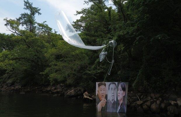 지난 22일 밤 경기 파주에서 탈북단체가 보낸 대북전단 살포용 풍선이 23일 홍천군 서면 마곡리 인근 야산에 떨어져 있다.