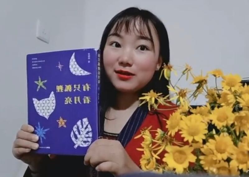 李田田在「雙十一」購物節推廣她的新作《有隻狐狸看月亮》網民購買表示聲援。(網絡截圖)
