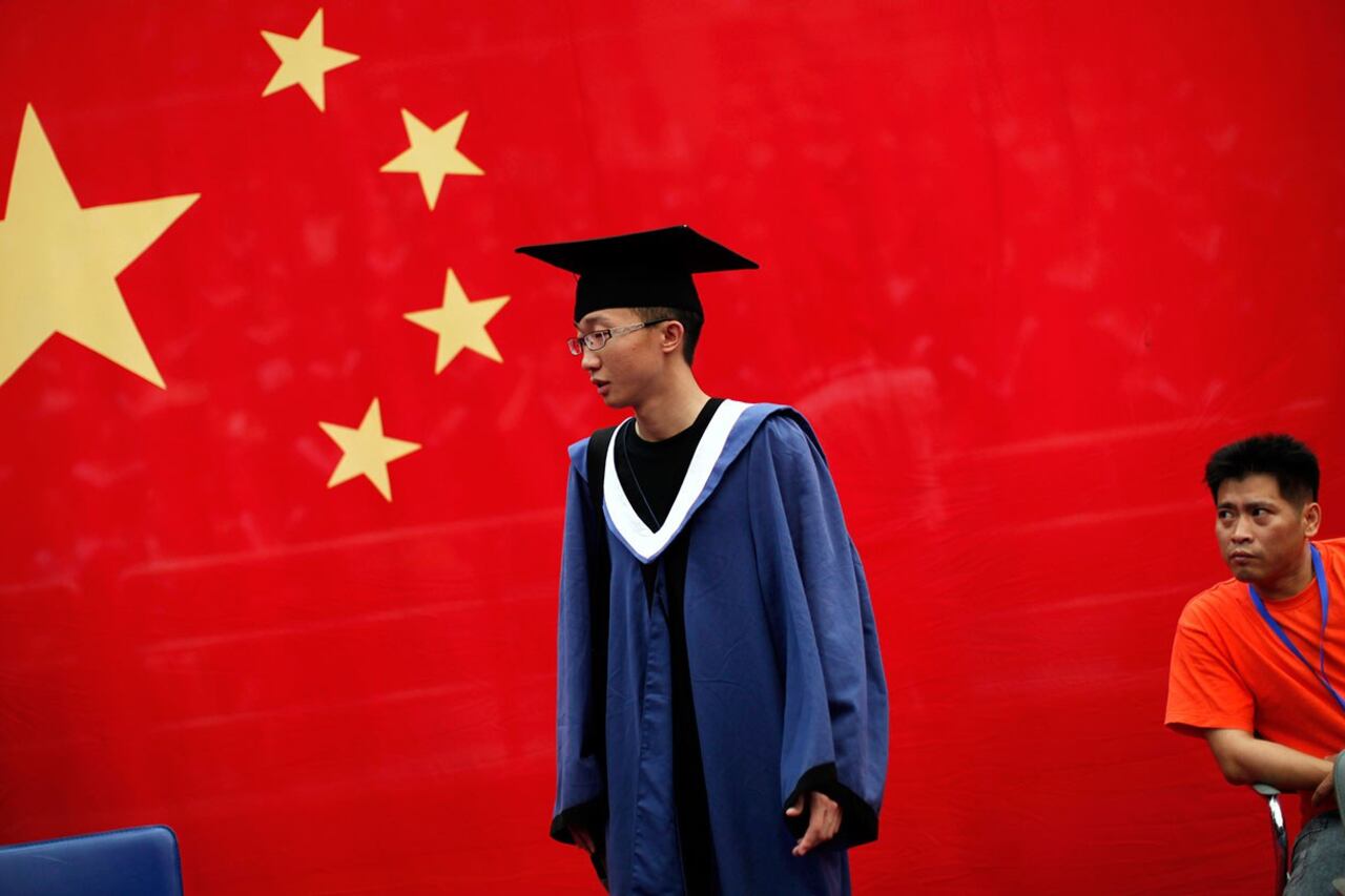 图为上海复旦大学一名学生参加毕业典礼。