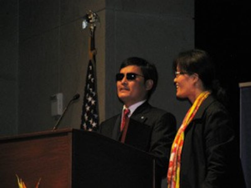 图片： 盲人维权人士陈光诚发表演讲。 （记者拍摄）