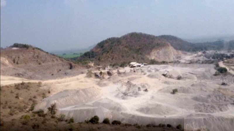 Takream_Mountain_destruction_in_Battambang.JPG