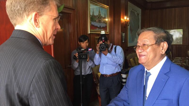US Ambassador to Cambodia Patrick Murphy (L) shakes hands with Cambodia's Minister of Information Khieu Kanharith (R) during a meeting in Phnom Penh, Nov. 15, 2019. Credit: US Embassy Facebook page