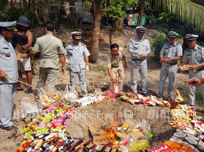 មន្ត្រី​កាំកុងត្រូល​ខេត្ត​ព្រះសីហនុ ដុត​នំ​ចំណី​ដែល​គ្មាន​គុណភាព​ចោល កាល​ពី​ថ្ងៃ​ទី​១៧ ខែ​មីនា ឆ្នាំ​២០១៦។