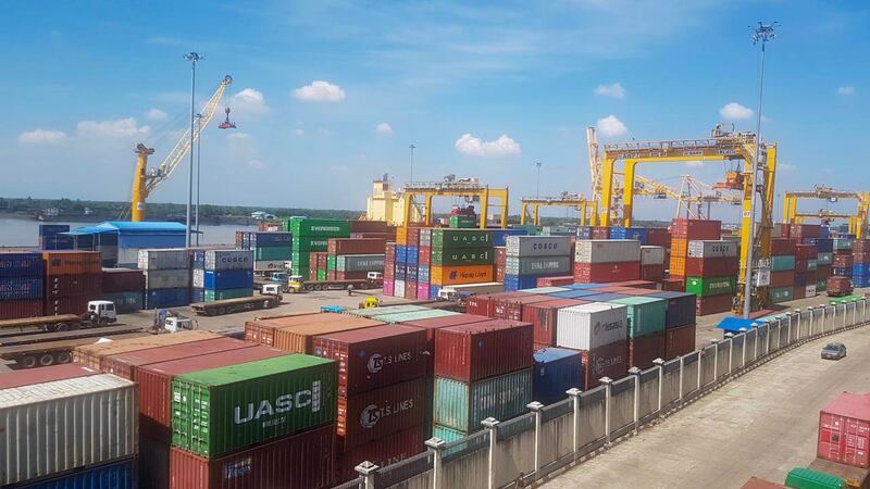 ရန်ကုန်မြို့ ကြည့်မြင်တိုင် Asia World ဆိပ်ကမ်းမှ ကုန်သေတ္တာများအား ၂၀၁၉ ခုနှစ် နိုဝင်ဘာလ ၂၆ ရက်နေ့က တွေ့ရစဥ်။ (Photo : RFA)