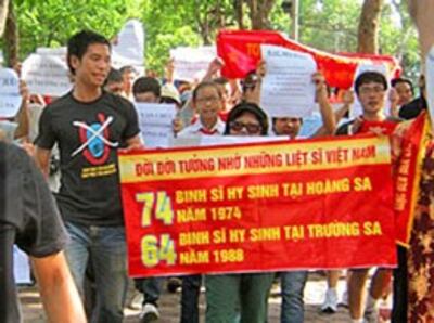 Biểu ngữ tưởng nhớ những người bỏ mình ở Hoàng Sa, Trường Sa trong cuộc biểu tình tại Hà Nội ngày 24/7/2011. (Anh Ba Sàm)