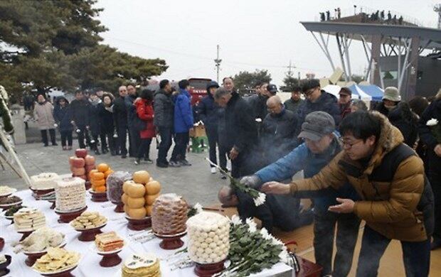 설날인 8일 경기도 파주시 임진각에서 열린 합동 망향제에서 실향민 가족들이 북녘을 향해 절하고 있다.
