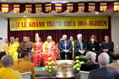 Quan khách tham dự lễ khánh thành chùa Hoa Nghiêm