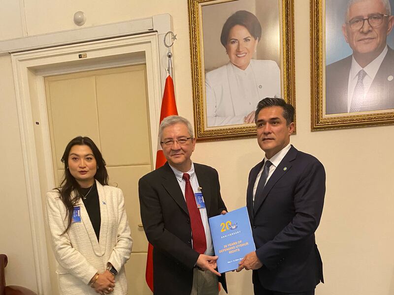 دۇنيا ئۇيغۇر قۇرۇلتىيى ھەيئەتلىرى «ئىيى» پارتىيەسىنىڭ گۇرۇپپا باشلىقى بۇغرا قاۋۇنجۇ بىلەن كۆرۈشتى. 2024-يىلى 8-ئۆكتەبىر، ئەنقەرە