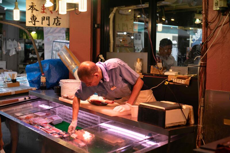 吞拿魚是日本人最喜愛的魚類,不少本地客早上到築地市場買新鮮吞拿魚。(張仕仁攝)