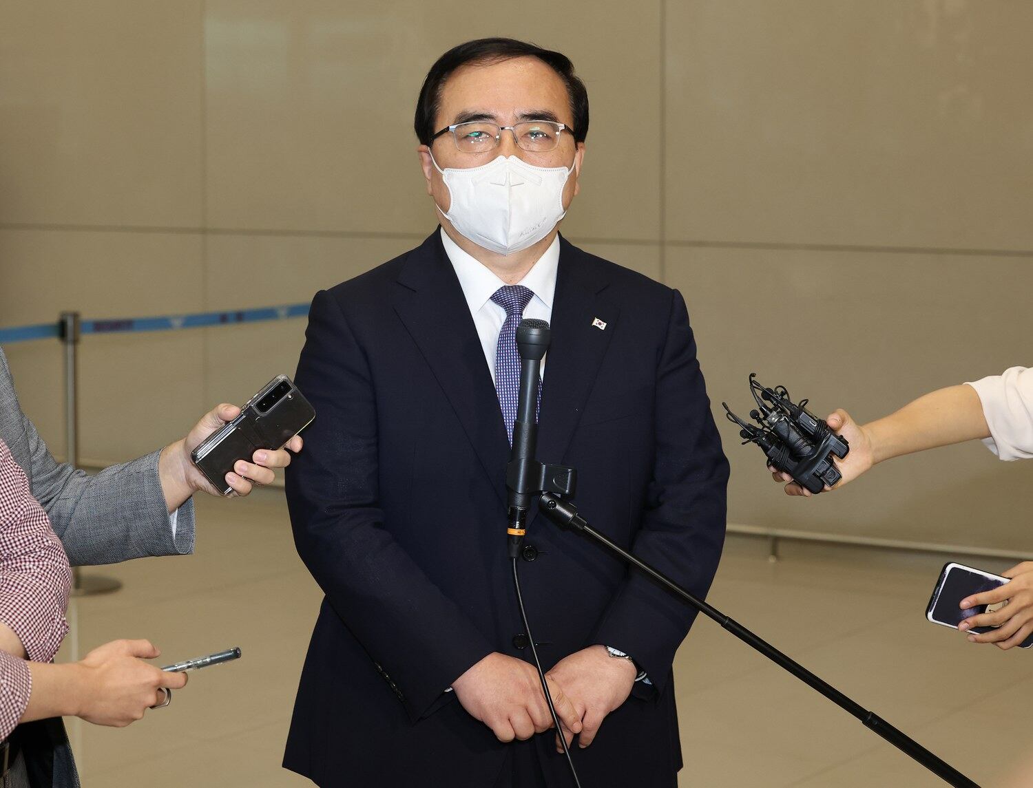 김성한 대통령실 국가안보실장이 미국 하와이에서 열린 한미일 안보수장 회동을 마치고 2일 오후 인천국제공항 제2여객터미널을 통해 귀국한 뒤 취재진 질문에 답하고 있다.