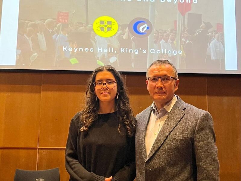 كامبىرىج ئۇنىۋېرسىتېتىدا «ئۇيغۇر ئىرقىي قىرغىنچىلىقى ۋە ئىرقىي قىرغىنچىلىقىنىڭ خىتايدا ئىنكار قىلىنىشى» نامىدا ئېچىلغان يىغىن كۆرۈنۈشى. 2024-يىلى 4-مارت، لوندون