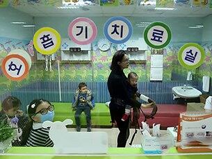서울 용산구 청파로 소화아동병원에서 어린이들이 호흡기 치료를 받고 있다. 