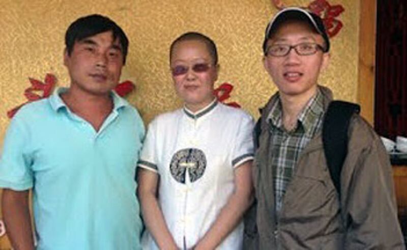 網友“二哥六世”（中），10月10日前往探望胡佳(右)時被扣查。圖為胡佳與“二哥六世”及盧海濤（左）較早前的合照。（照片由網友“二哥六世”提供）