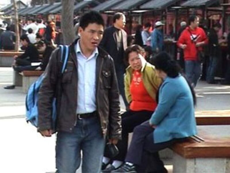 图片：顿珠旺青在他拍摄的纪录片《远离恐惧》（Leaving Fear Behind）当中。（唯色博客）