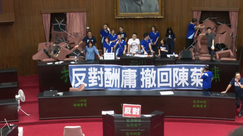 稍早国民党立委占领议场堵住所有出入口。（记者李宗翰摄）