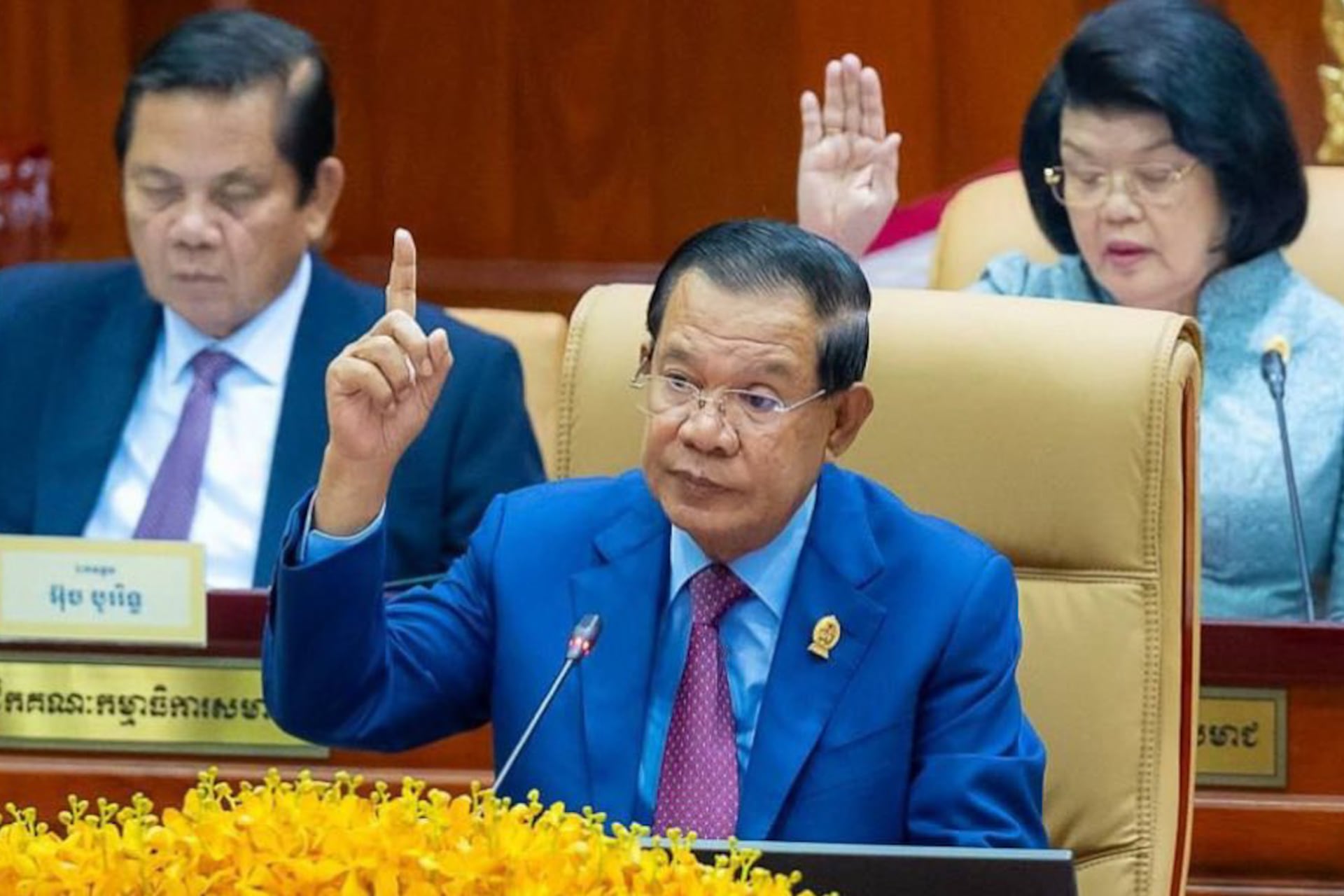 Hun Sen (M) raised hand to support Cambodian government in filing border disputes with International Court of Justice.