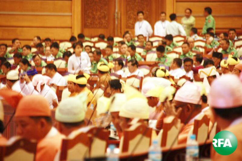 ပြည်သူ့လွှတ်တော် အစည်းအဝေးကျင်းပနေစဉ်