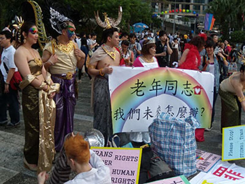 穿上奇裝異服,爭取平權的“老”同志盼望早日能得到地位的認定。(粵語部劉雲攝)