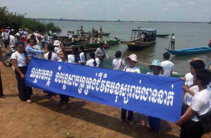 ពលរដ្ឋ​លើក​បដា​បង្ហាញ​ពី​សារសំខាន់​នៃ​ទន្លេ​មេគង្គ និង​ទន្លេសាប ទ្រទ្រង់​ជីវិត​មនុស្ស​រាប់​លាន​នាក់ នា​ខេត្ត​ក្រចេះ នៅ​ថ្ងៃ​ទី​២៩ ខែ​មីនា ឆ្នាំ​២០១៤។