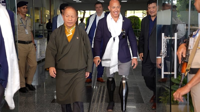 ཨ་རིའི་གྲོས་ཚོགས་ཀྱི་ཆབ་སྲིད་ཚོགས་པ་ཟུང་སྦྲེལ་གྱི་སྐུ་ཚབ་ཚོགས་ཆུང་རྡ་སར་ཕེབས་འབྱོར་སྐབས་ཆོས་རིག་བཀའ་བློན་མཆོག་གིས་ཕེབས་བསུ་ཞུ་བཞིན་པ། ༢༠༢༦།༠༩།༢༩