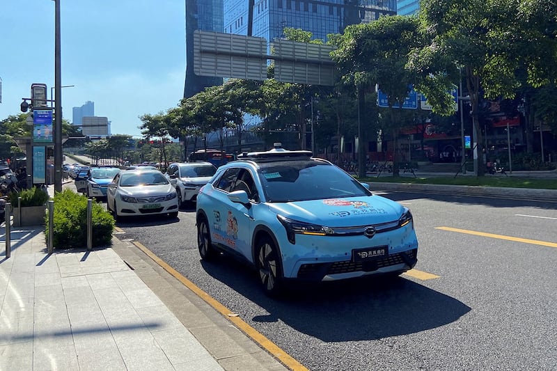 2022年7月27日,一辆搭载阿里巴巴支持的DeepRoute.ai自动驾驶系统的汽车在深圳行驶。(路透社)