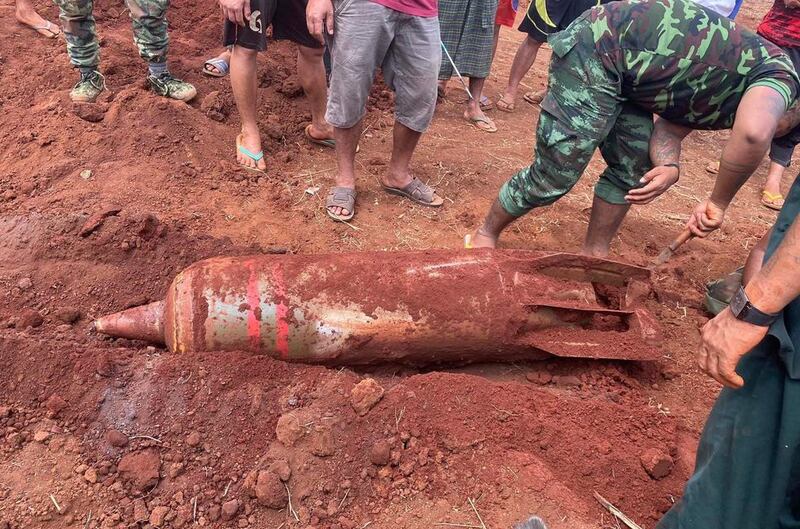 ကရင်နီပြည်နယ် ဒီးမော့ဆိုမြို့နယ် ဆောင်ဒူလာကျေးရွာမှာ ၂၀၂၂ ခုနှစ် မတ်လ ၇ ရက်နေ့တွင် စစ်လေယာဥ်နဲ့ ကြဲခဲ့တဲ့ ဗုံးတစ်လုံးကို တွေ့ရစဥ် (Photo: KNDF)