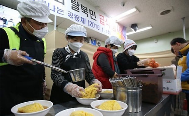 사진은 서울 용산구 동자동 따스한 채움터에서 갈렙선교회 탈북민들이 노숙인들에게 옥수수국수를 배식하는 모습.